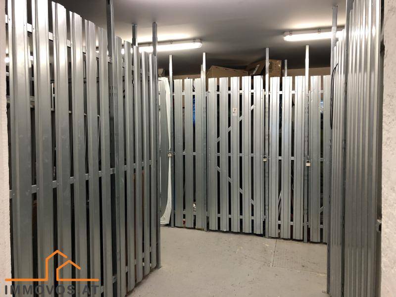 Abstellraum im Keller mit Metallabtrennungen für individuelle Lagerbereiche.