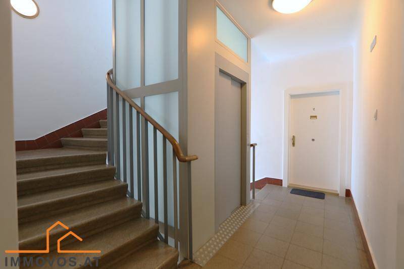 Treppenhaus und Aufzug im Eingangsbereich des Mehrfamilienhauses.