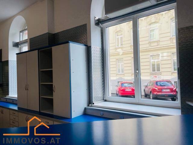 Große Fensterfront im Thekenbereich bietet Blick auf die Straße und sorgt für viel Tageslicht.