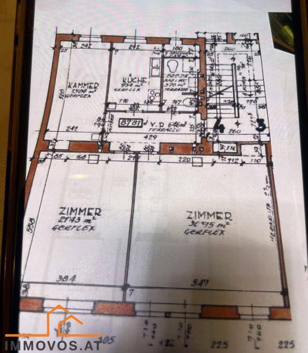 Grundrissplan einer Wohnung mit offener Küche, Zimmern und Terrasse.