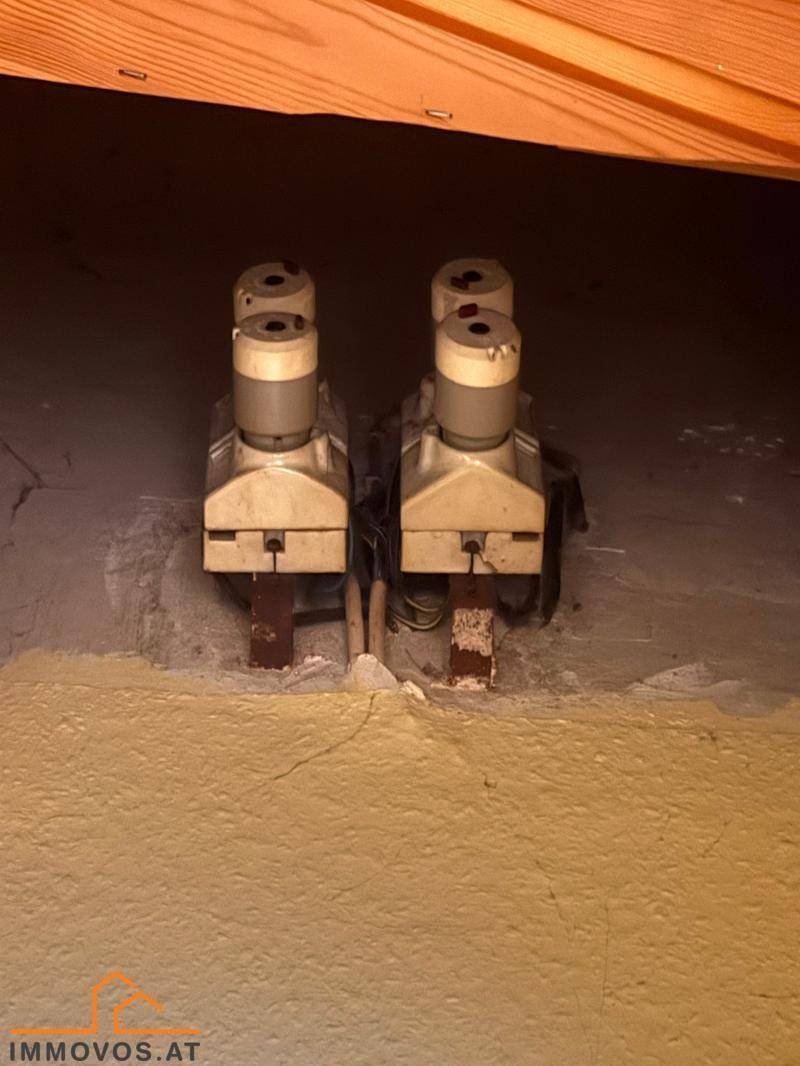 Nahaufnahme von alten elektrischen Sicherungen an einer Wand, deutet auf ältere Installationen hin.