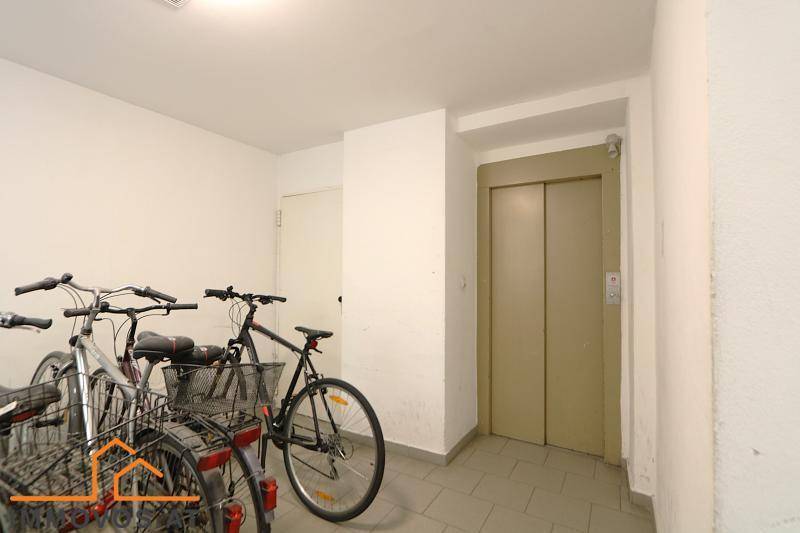 ch im Inneren des Stiegenhauses vor dem Lift