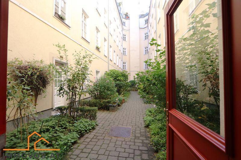 Ein Blick in den begrünten Innenhof: