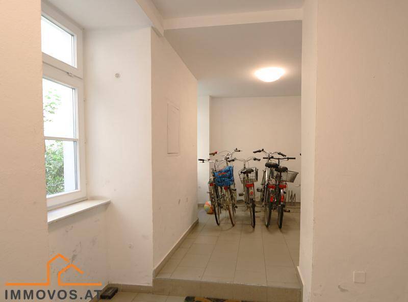 Fahrradbereich im Inneren des Stiegenhauses vor dem Lift