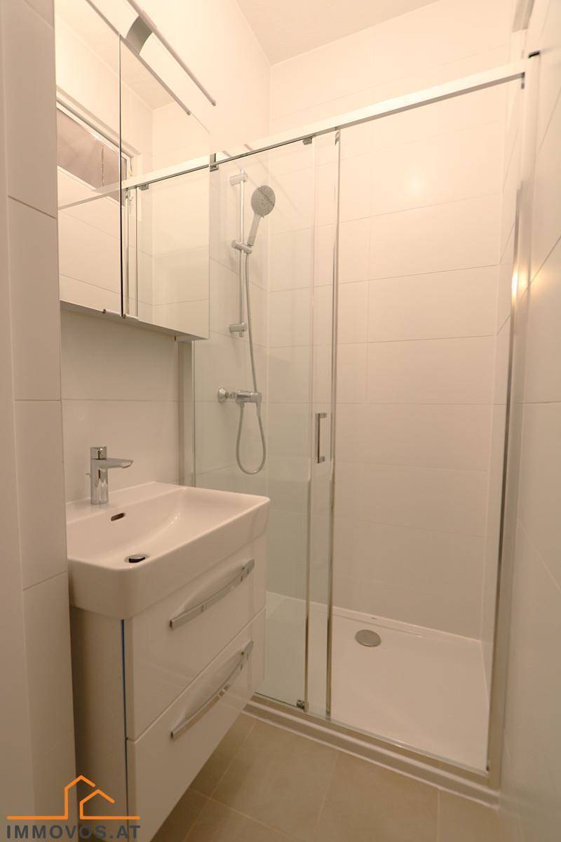 Bad mit bodenebener Dusche u. Waschplatz