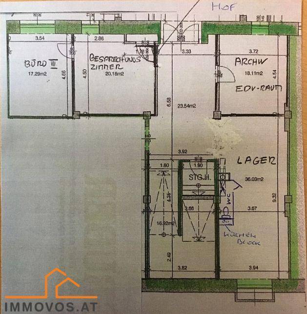 Handgezeichneter Grundriss mit verschiedenen Büroräumen, Lager und Küche, inklusive Flächenangaben.