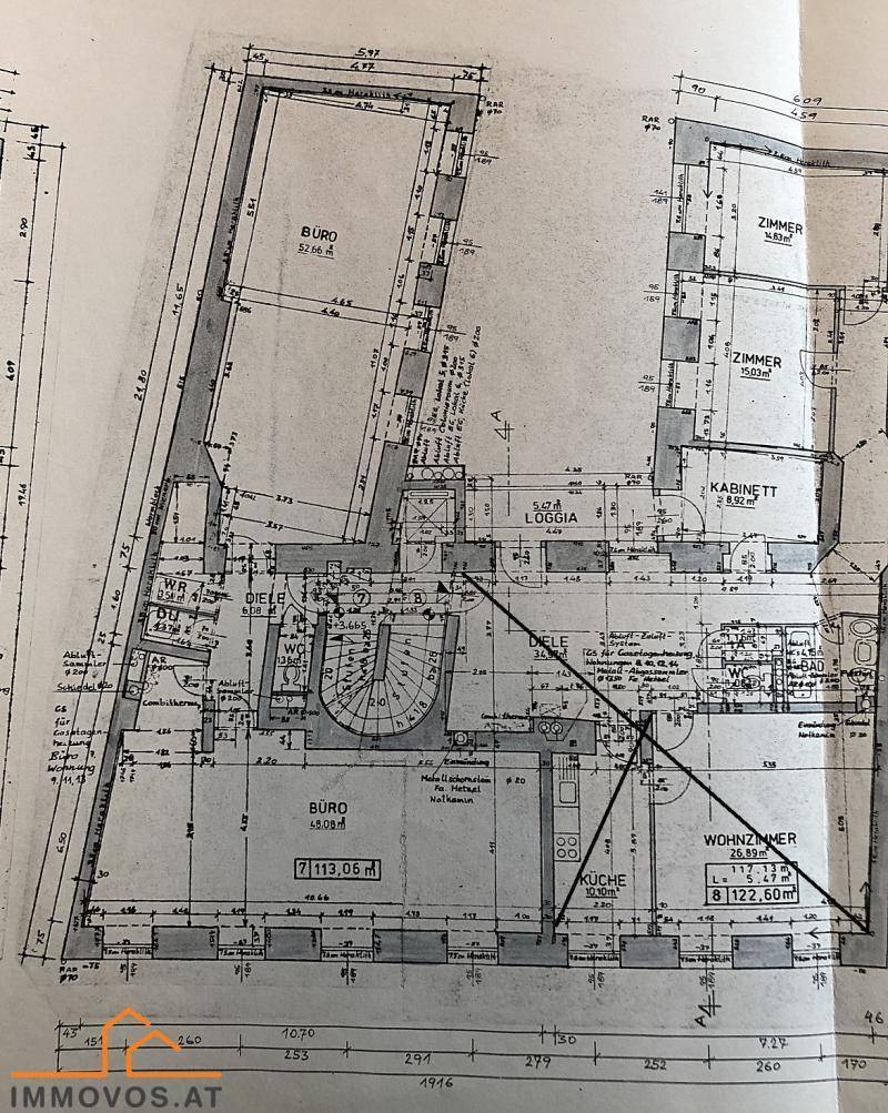 Detaillierter Grundrissplan mit Raumaufteilung, inklusive Büro, Zimmern und Loggia, zeigt die Gesamtfläche.