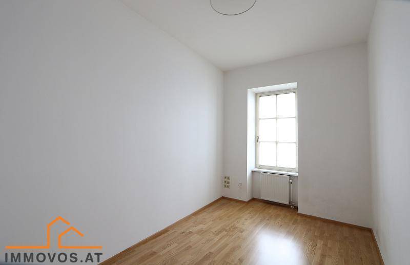 Kleines, helles Zimmer mit Parkettboden und einem Fenster, geeignet als Kinder- oder Gästezimmer.