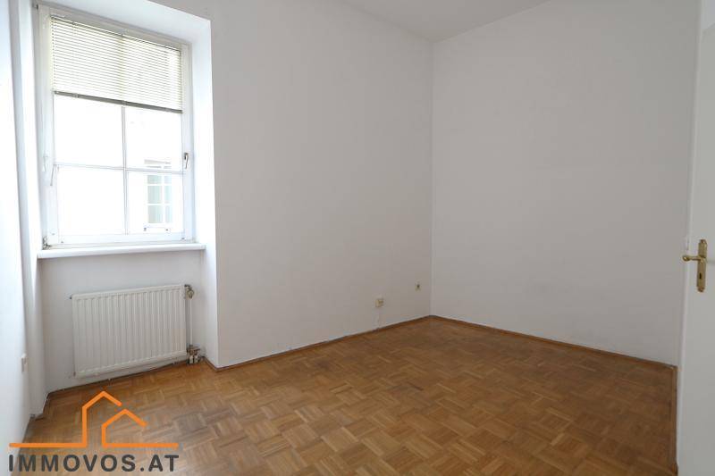 Gemütliches Zimmer mit Parkettboden und einem Fenster, ideal als Kinder- oder Gästezimmer.