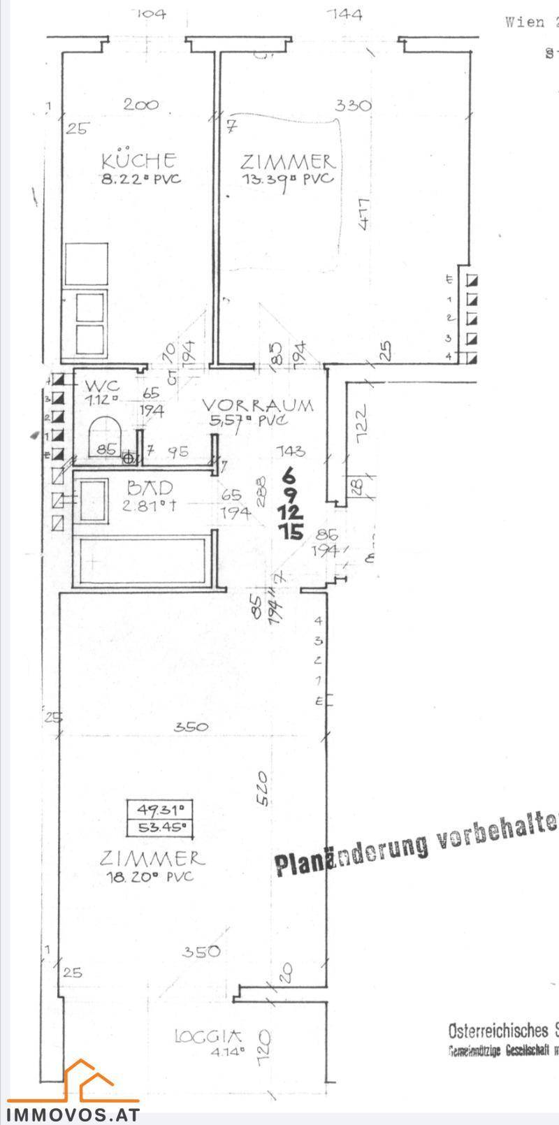 Grundriss einer Wohnung mit mehreren Zimmern, Küche, Bad und Loggia.
