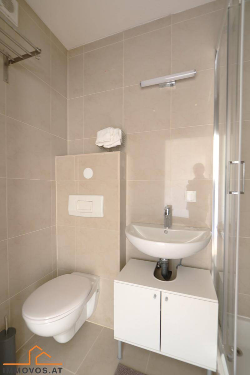 ausgestattetes Bad mit Waschplatz und WC