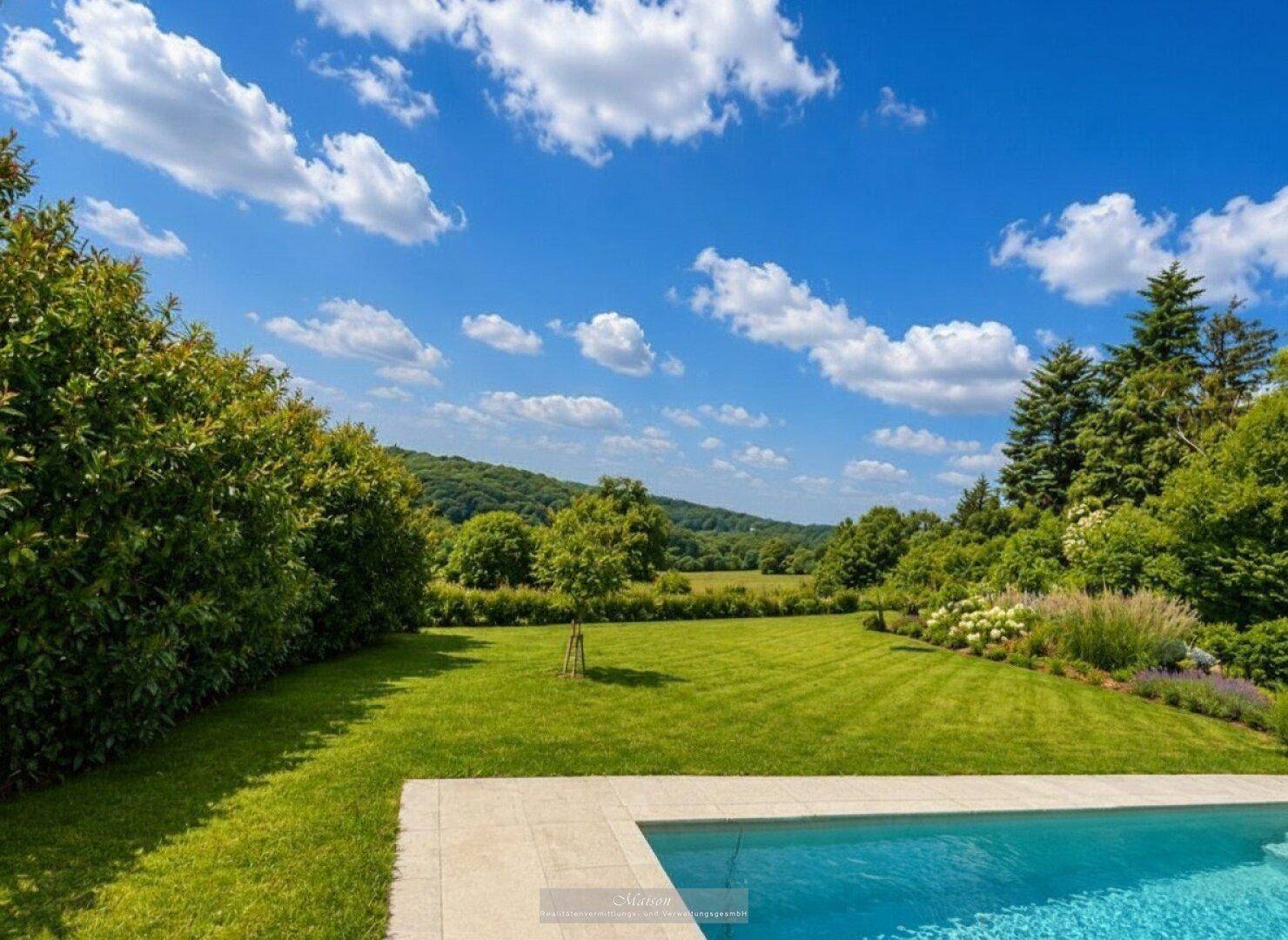 Gepflegter Garten mit Pool und weitem Blick auf die grüne Hügellandschaft unter blauem Himmel.