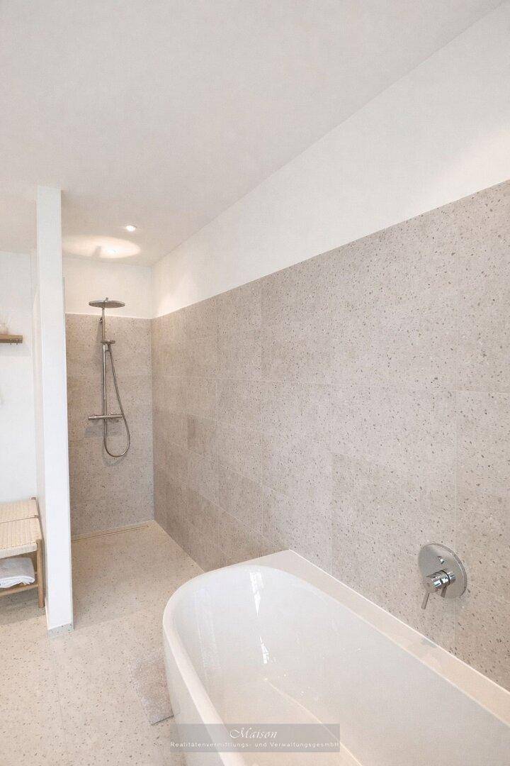 Modernes Badezimmer mit freistehender Badewanne und begehbarer Dusche.
