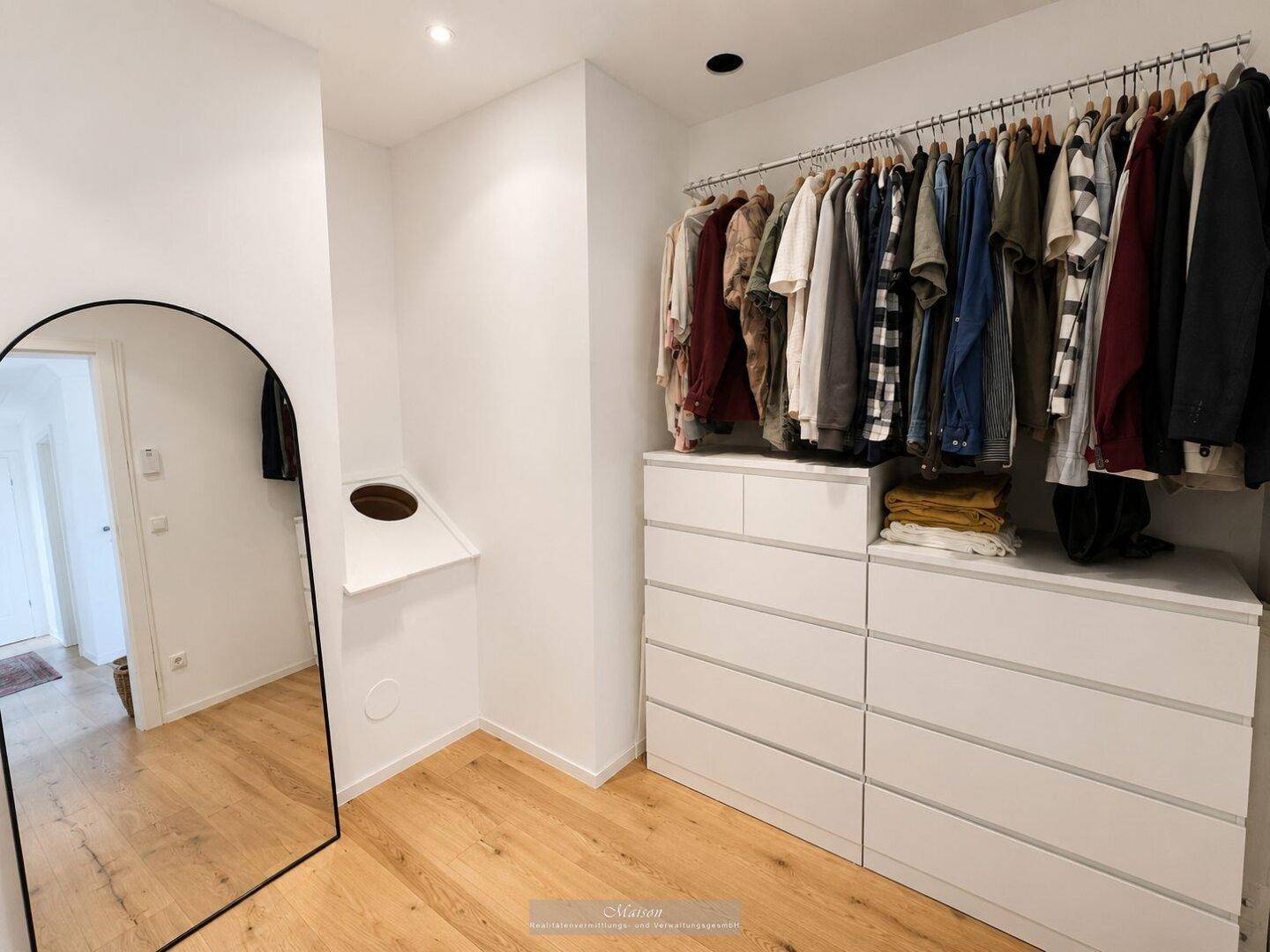 Begehbarer Kleiderschrank mit offenen Regalen und viel Stauraum.