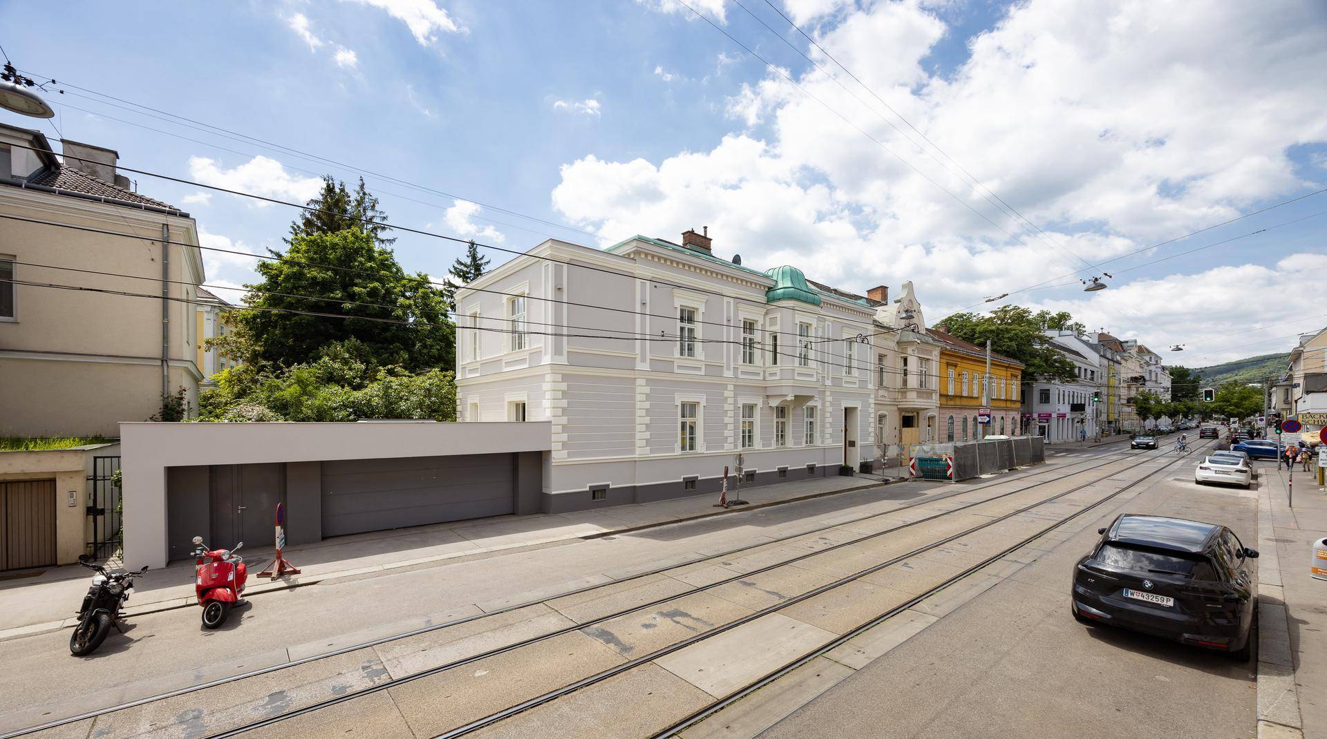 Elegantes Stadtgebäude mit historischer Architektur entlang einer städtischen Straße.