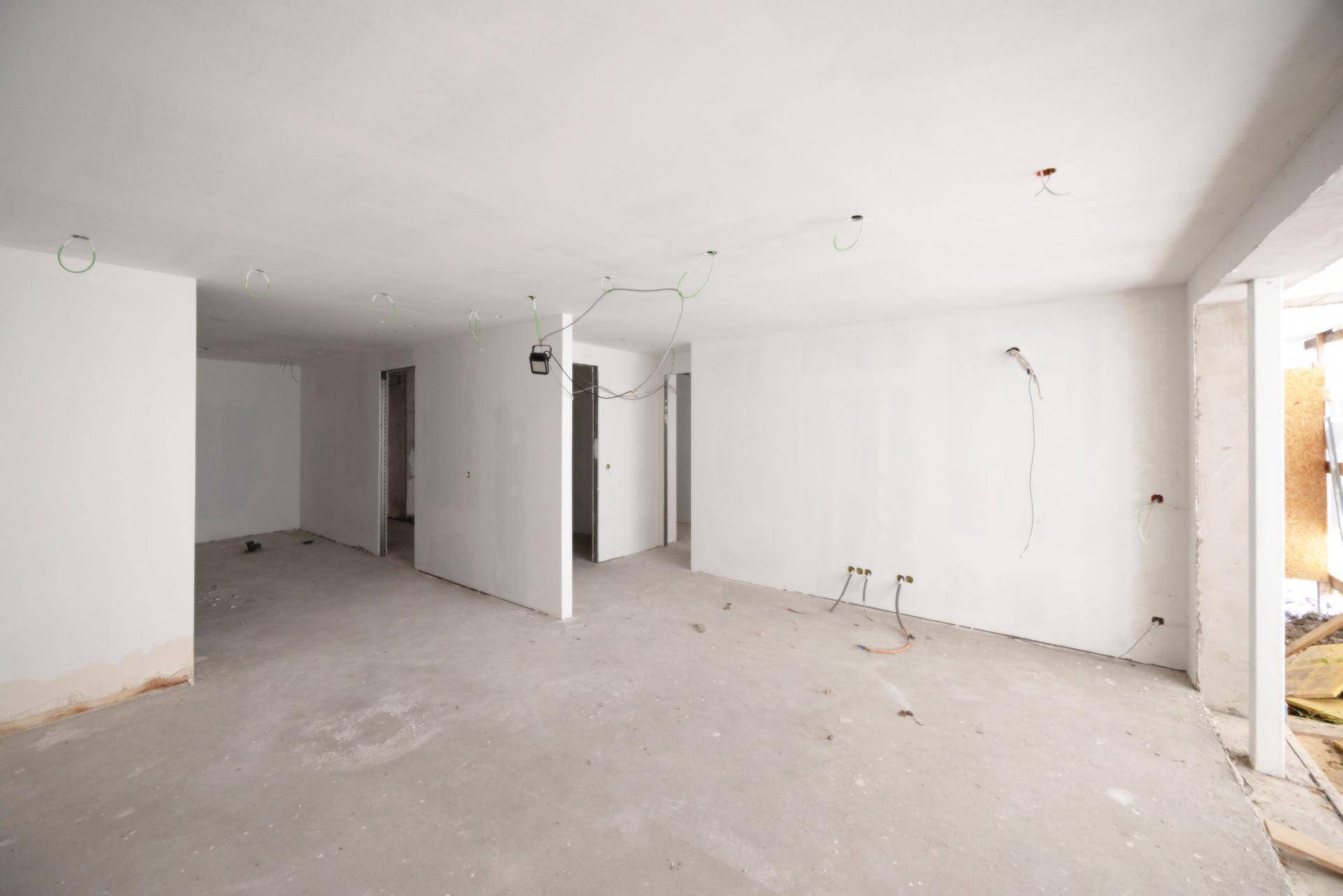 Geräumiger Rohbau mit mehreren Türöffnungen und sichtbaren Leitungen für die weitere Gestaltung.