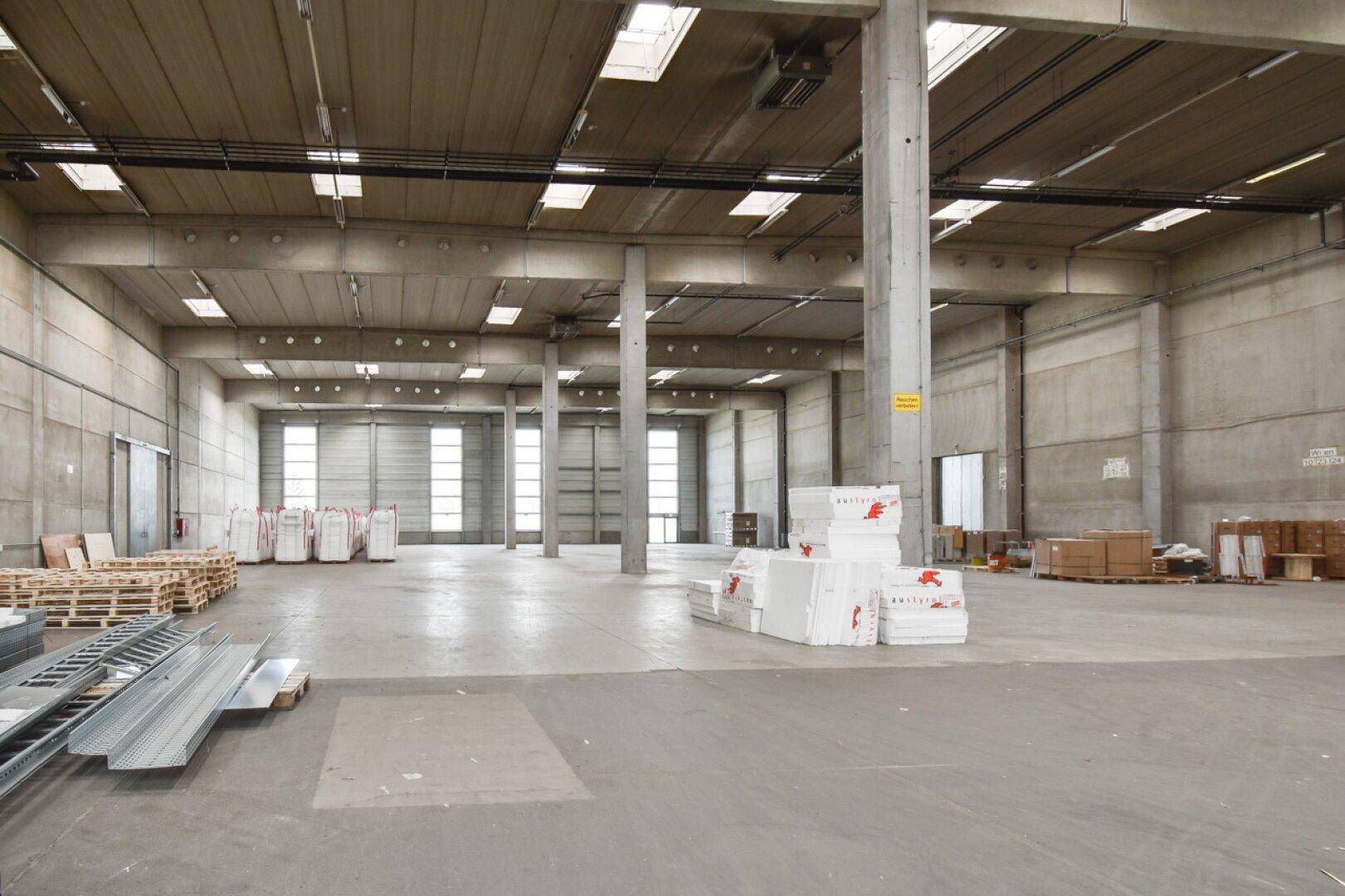 Kombination Halle 2082 m² und Büro 148 m², inkl. Rampe in Wr. Neudorf – pohled 3