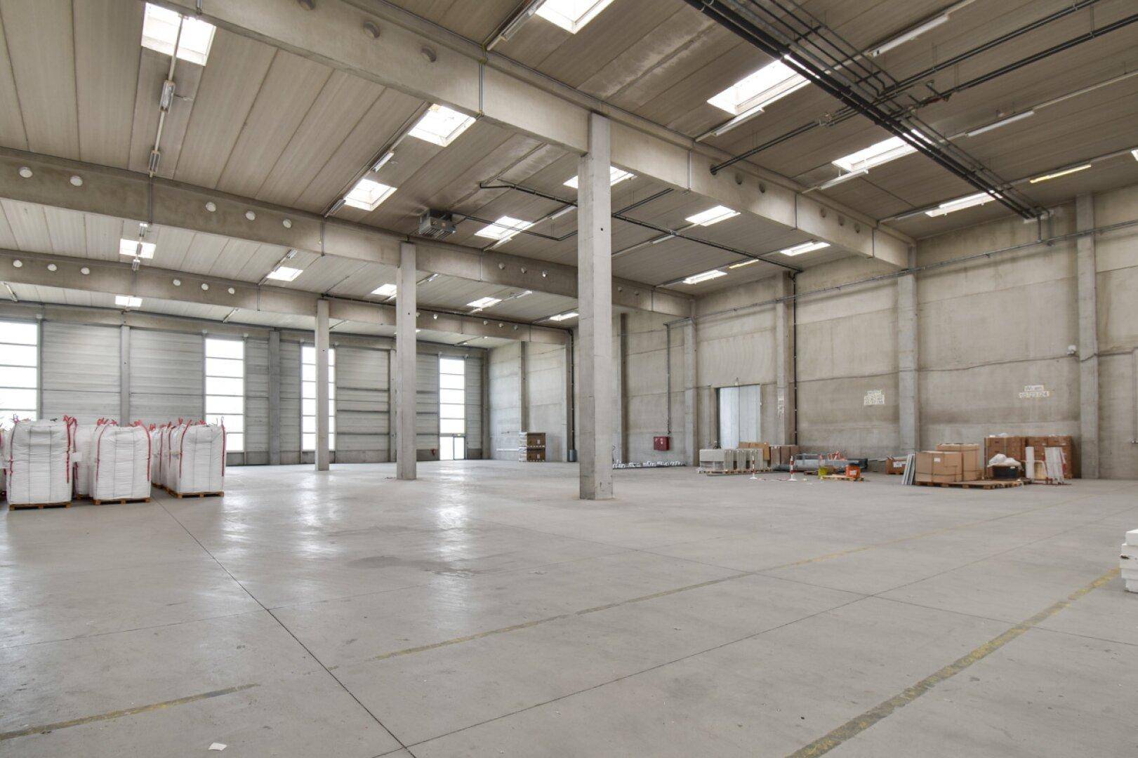 Kombination Halle 2082 m² und Büro 148 m², inkl. Rampe in Wr. Neudorf – pohled 2