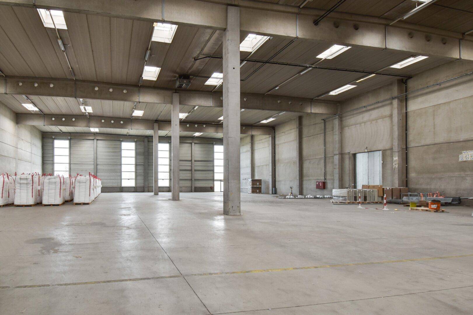 Kombination Halle 2082 m² und Büro 148 m², inkl. Rampe in Wr. Neudorf – pohled 6
