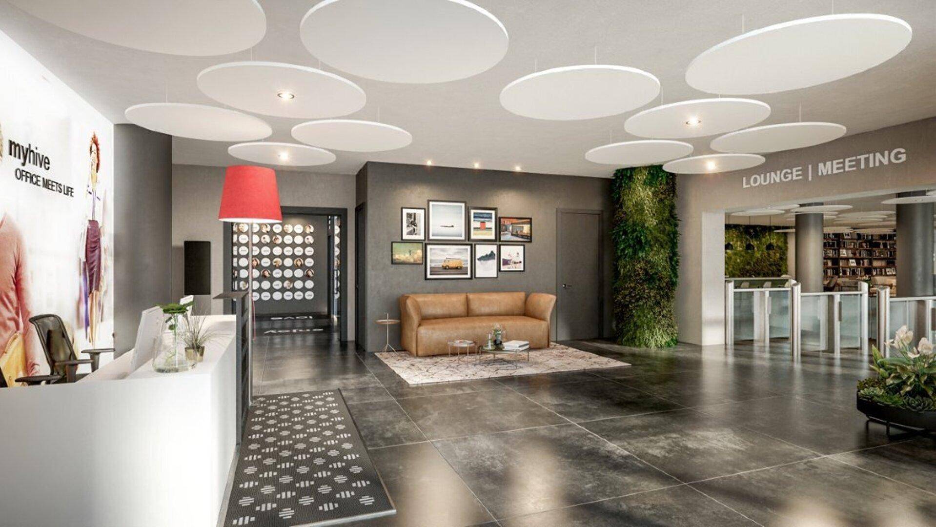 Moderne Lobby mit Empfangstheke, bequemen Sitzgelegenheiten und einem vertikalen Garten als dekoratives Element.