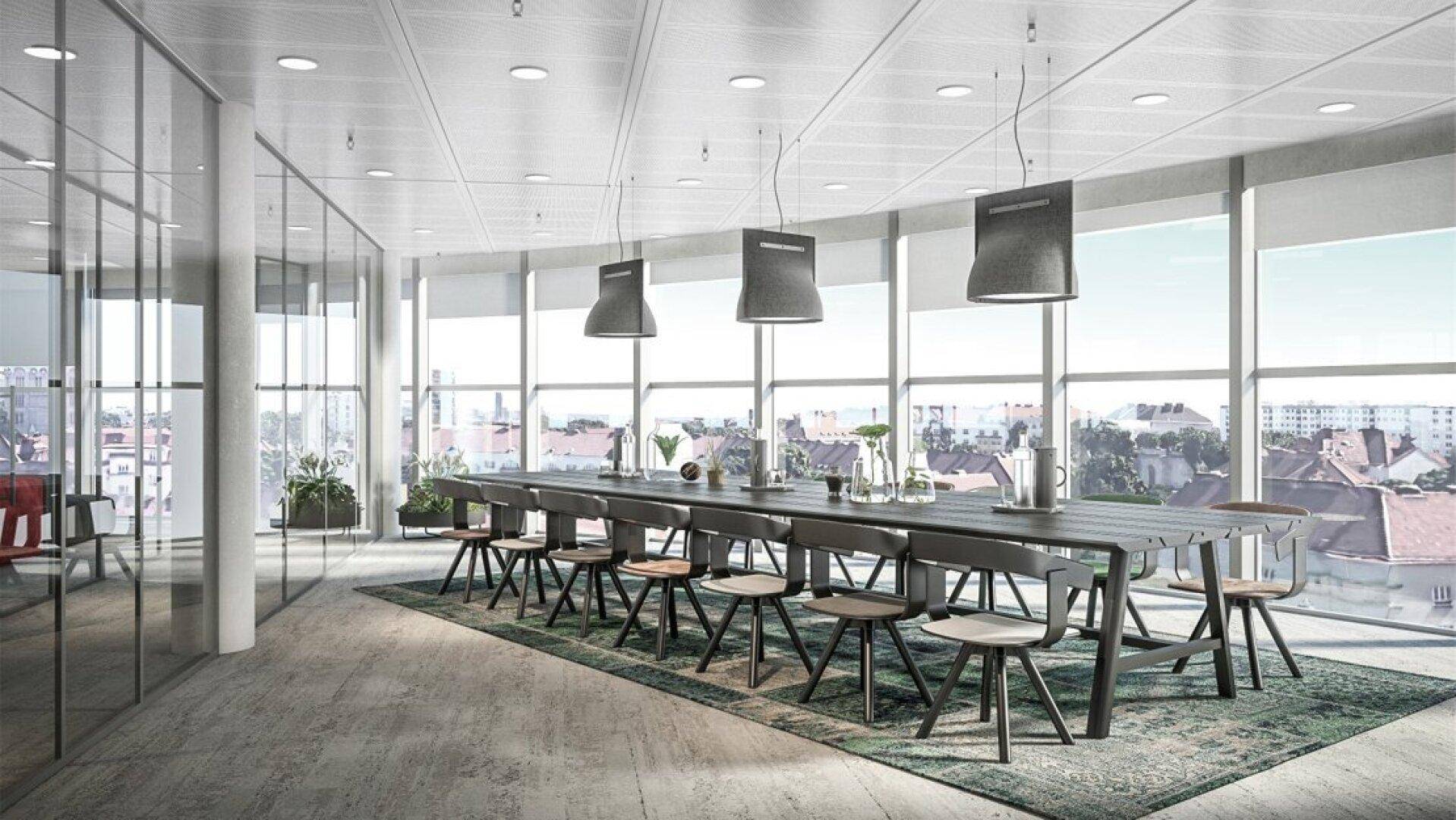 Großer Konferenzraum mit langem Tisch, modernen Pendelleuchten und Panoramablick auf die Stadt durch große Fenster.
