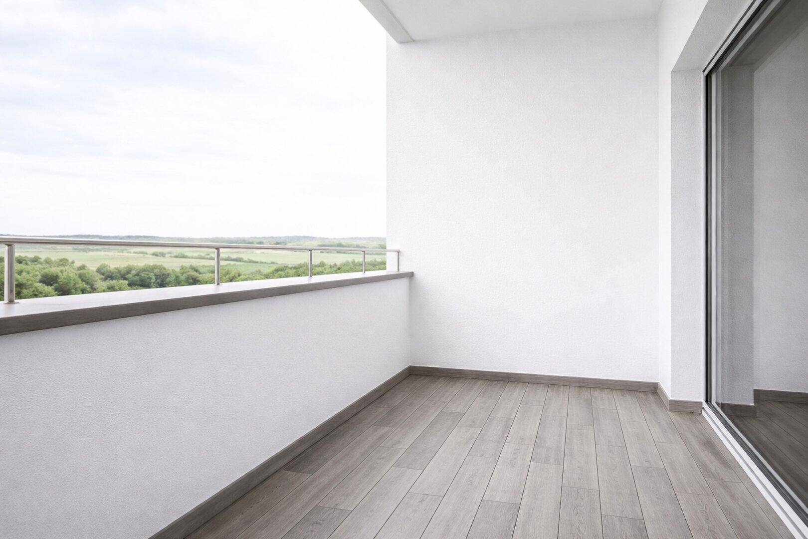 Heller Balkon mit Holzboden, Metallgeländer und weitem Blick über die grüne Landschaft.