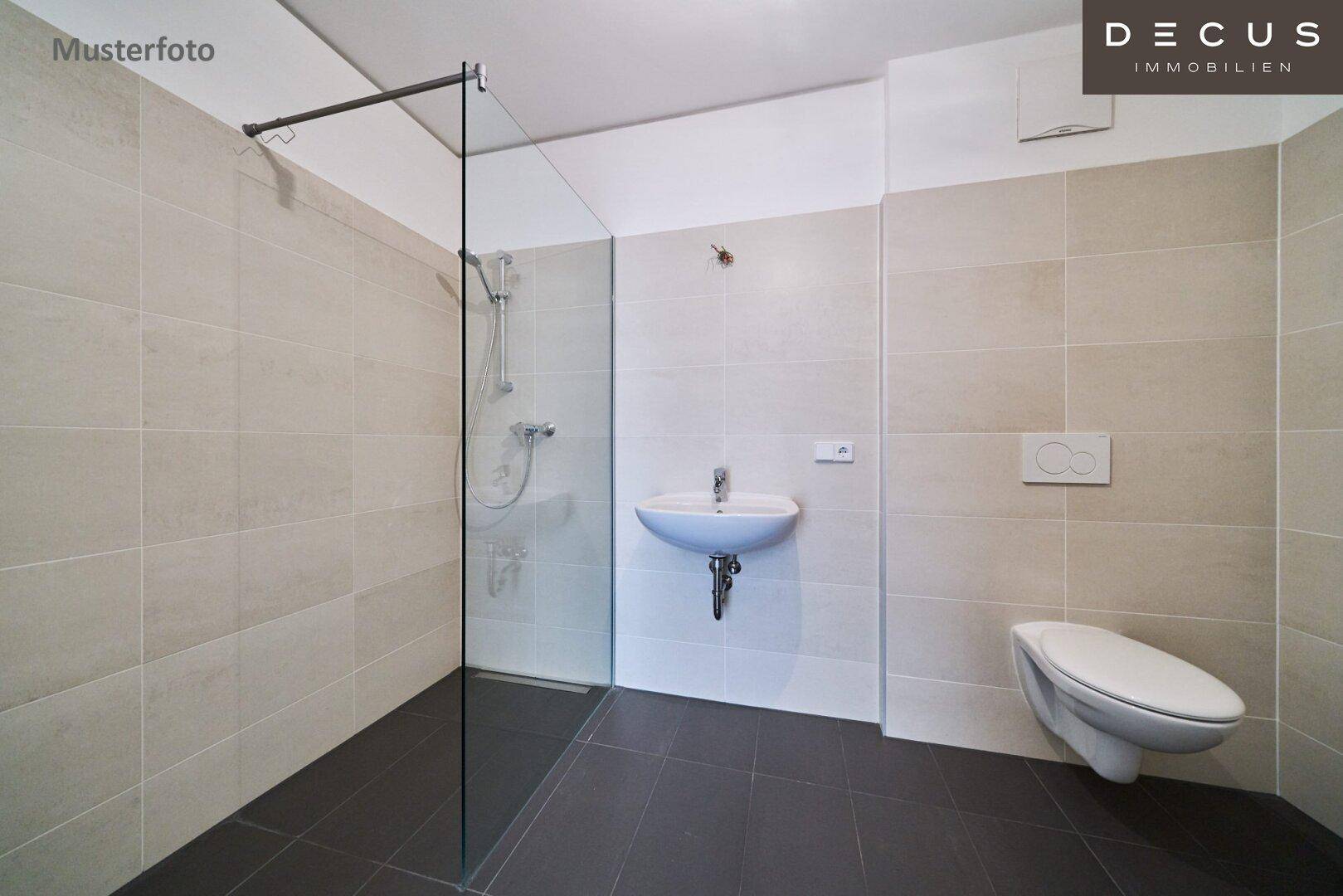 Modernes Badezimmer mit ebenerdiger Dusche, Wand-WC und stilvollen Fliesen.