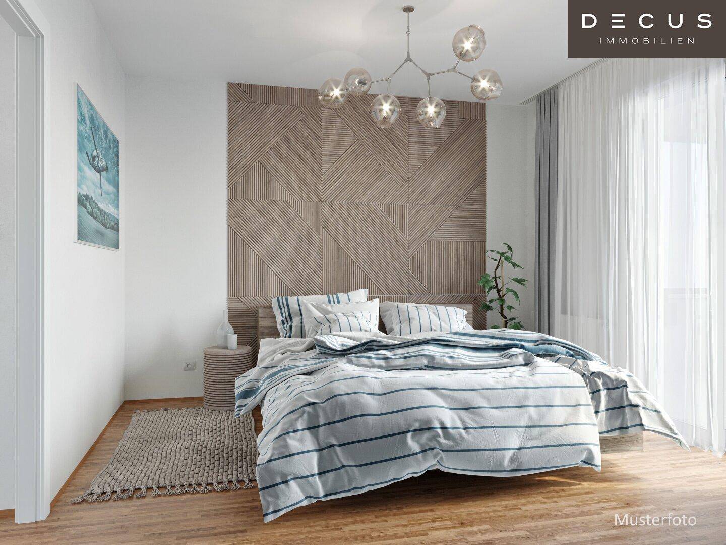 Modernes Schlafzimmer mit Holzboden, dekorativer Holzwand und großem Bett.