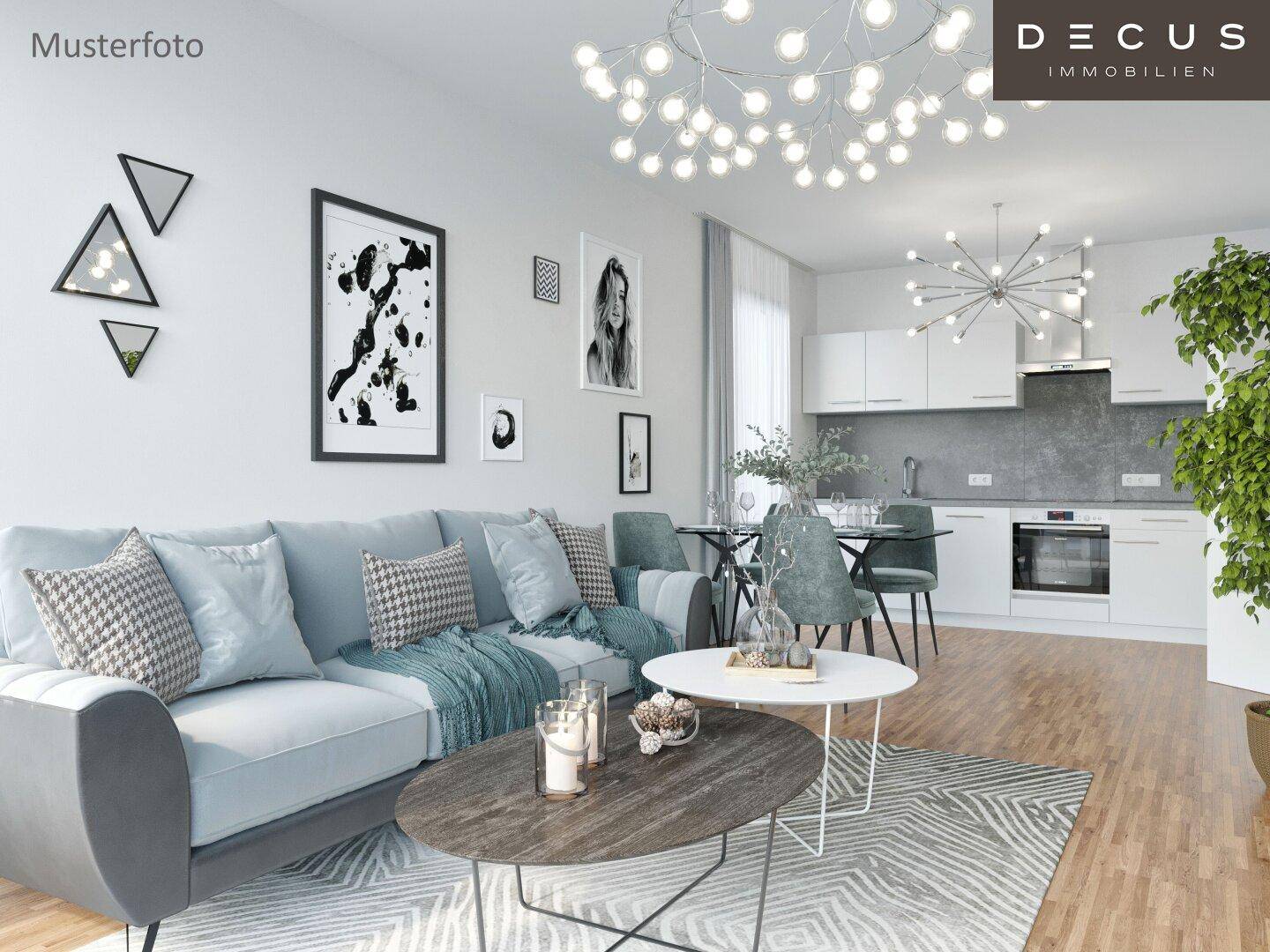 Offener Wohn-Essbereich mit integrierter Küche, modernem Sofa und Holzboden.