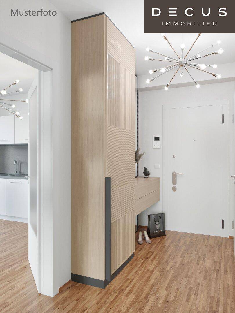 Heller Eingangsbereich mit Holzboden, modernem Garderobenschrank und Deckenleuchte.
