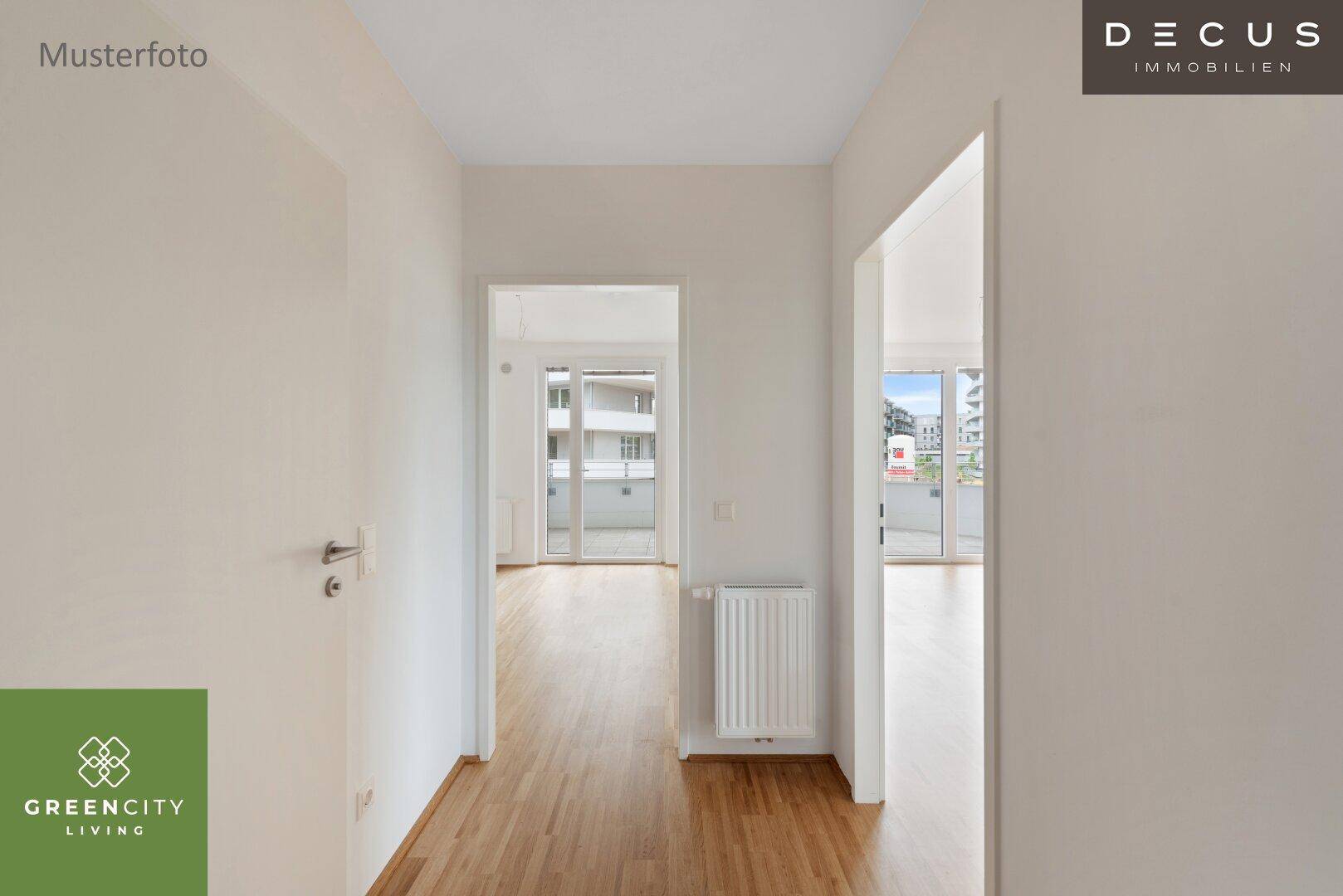 Heller Flur mit Holzboden und Türen zu verschiedenen Räumen.