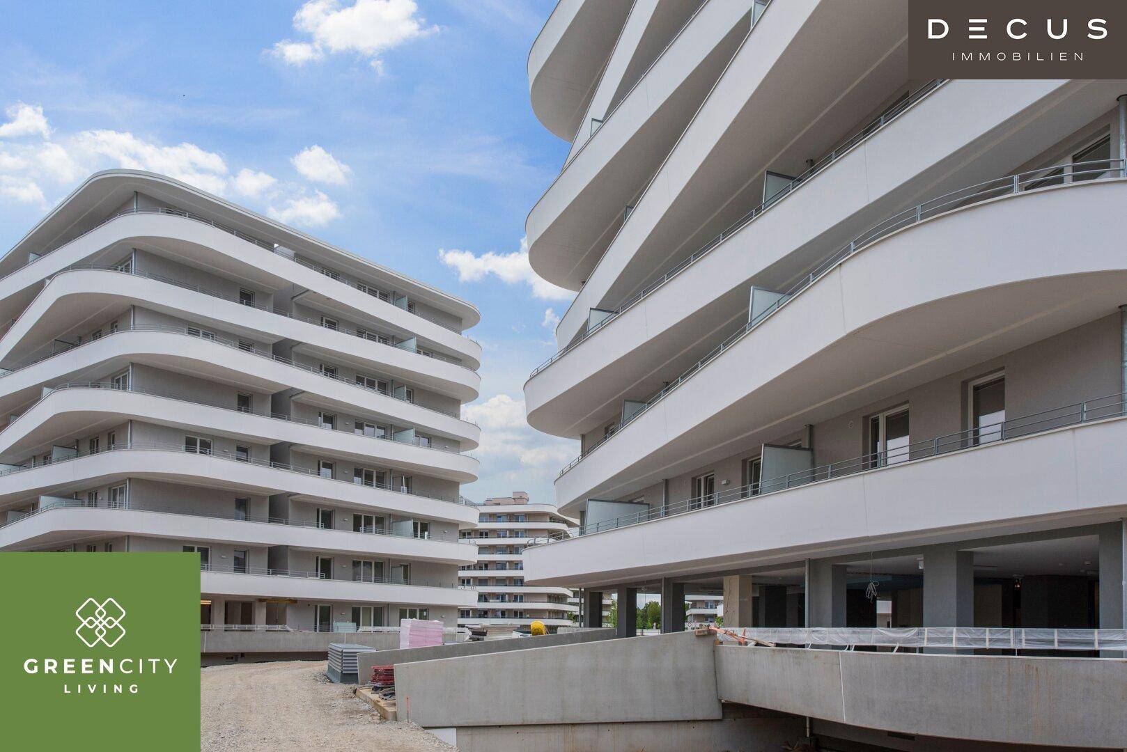 Moderne Wohngebäude im Bau mit geschwungenen Balkonen und zeitgenössischer Architektur.