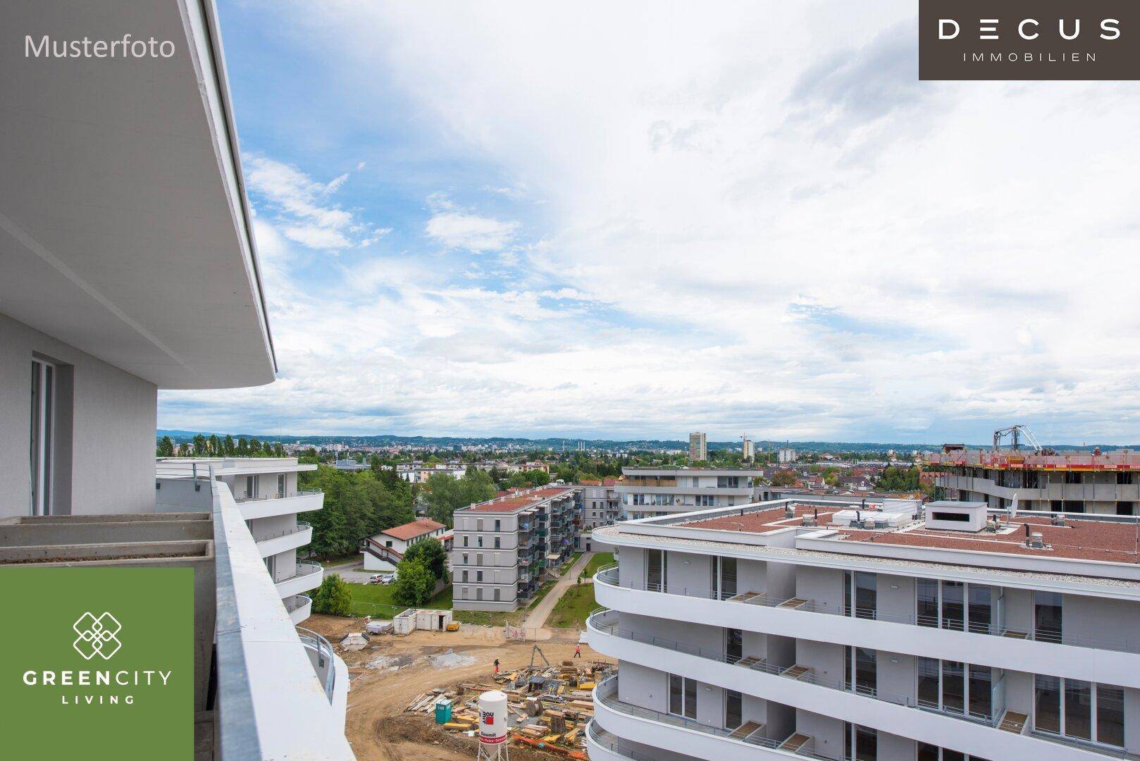 Panoramablick vom Balkon über die Stadt, umliegende Gebäude und weite grüne Landschaften.