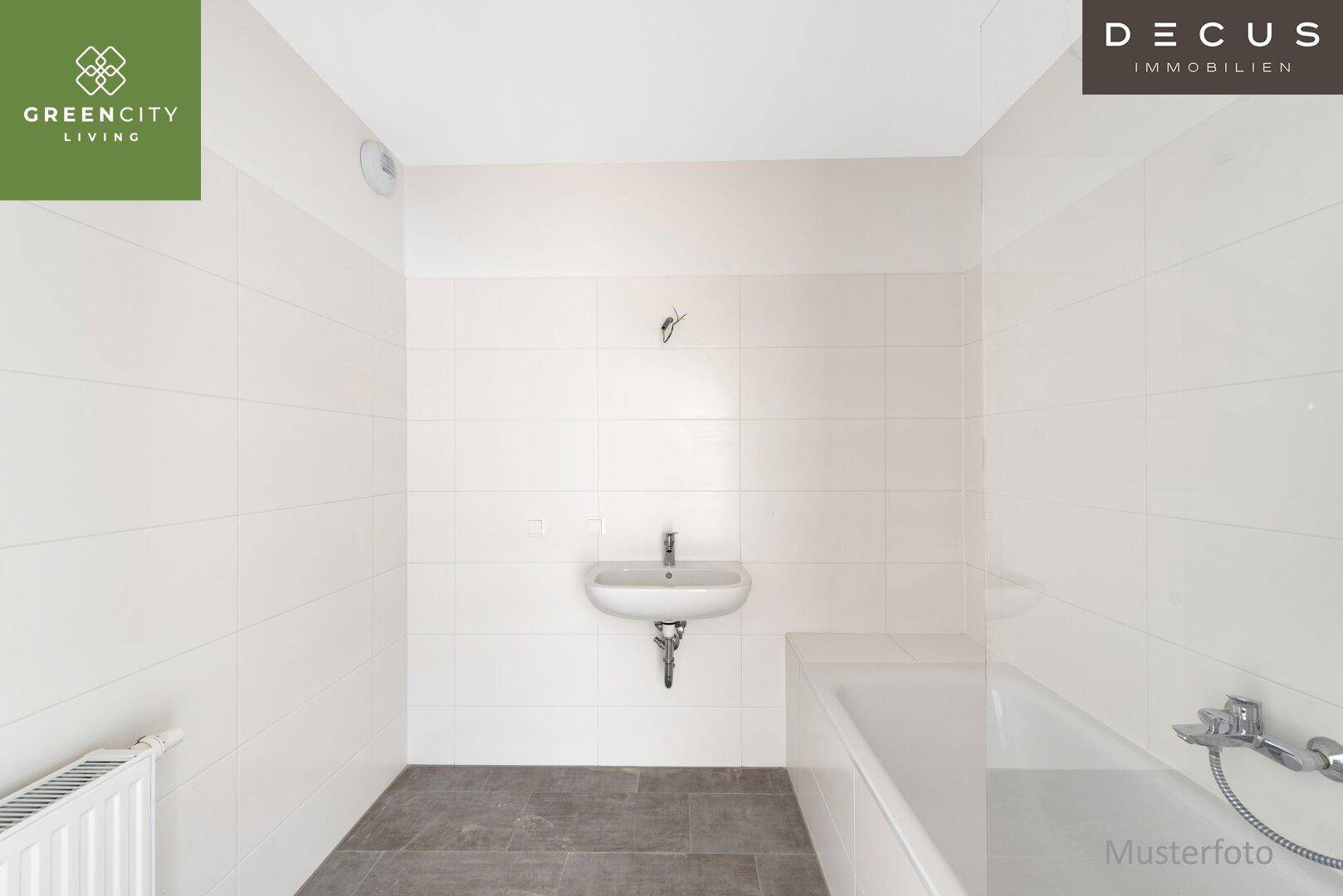Modernes Badezimmer mit weißen Fliesen, Waschbecken und Badewanne, bereit für die Endmontage.