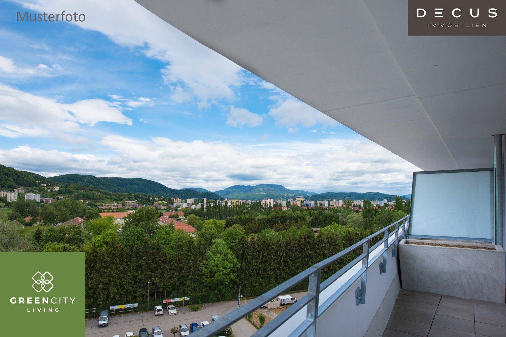 Breiter Balkon mit weitem Blick auf die Stadt, grüne Hügel und die umliegende Natur.