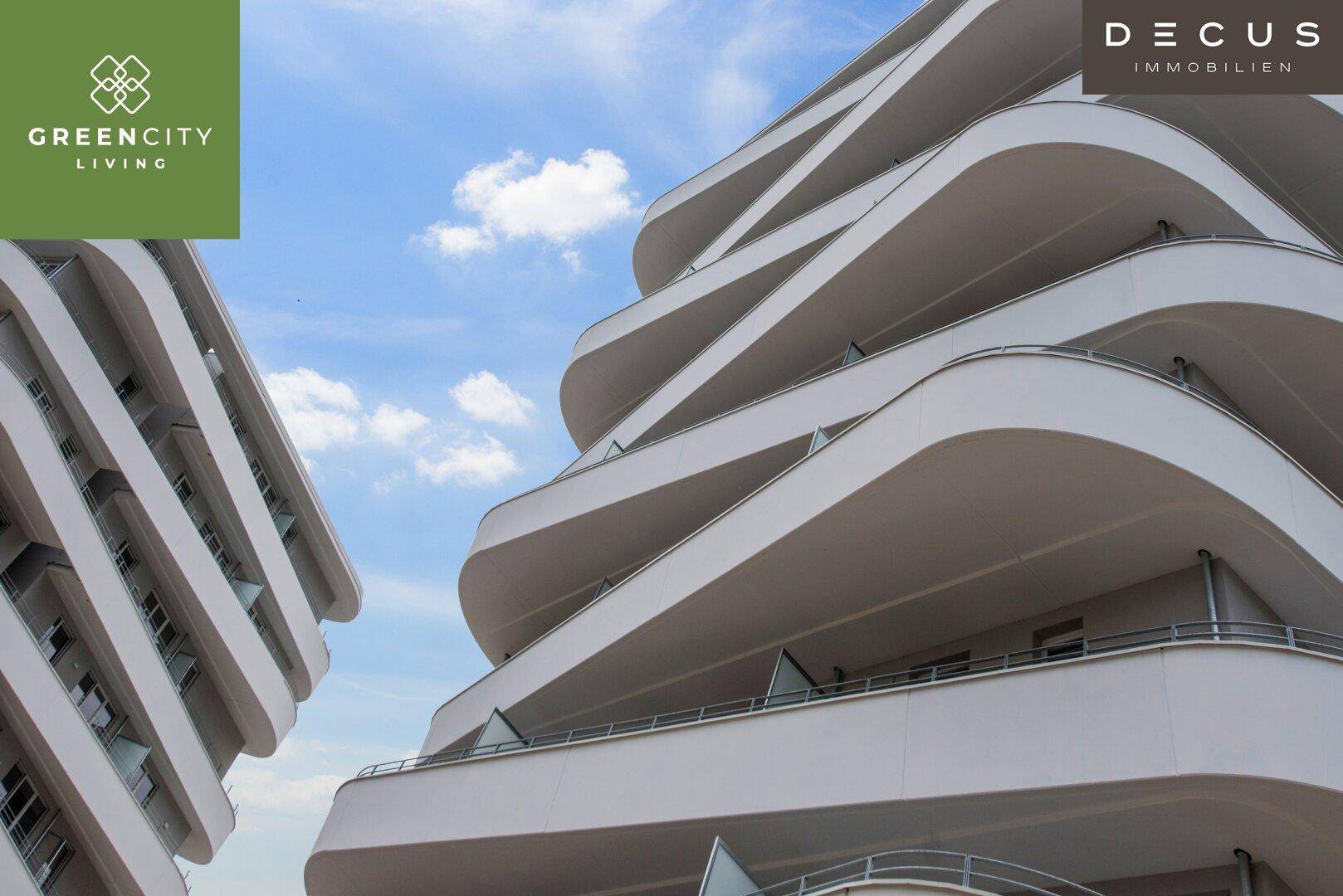 Detailansicht der geschwungenen Balkone und modernen Fassade eines Wohngebäudes.