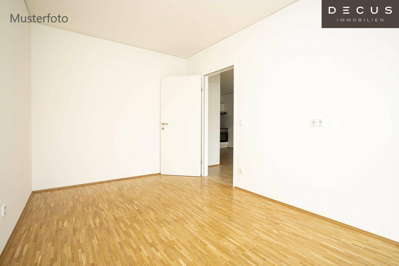 Leeres Zimmer mit hellem Parkettboden und weißen Wänden, bereit zur individuellen Gestaltung.