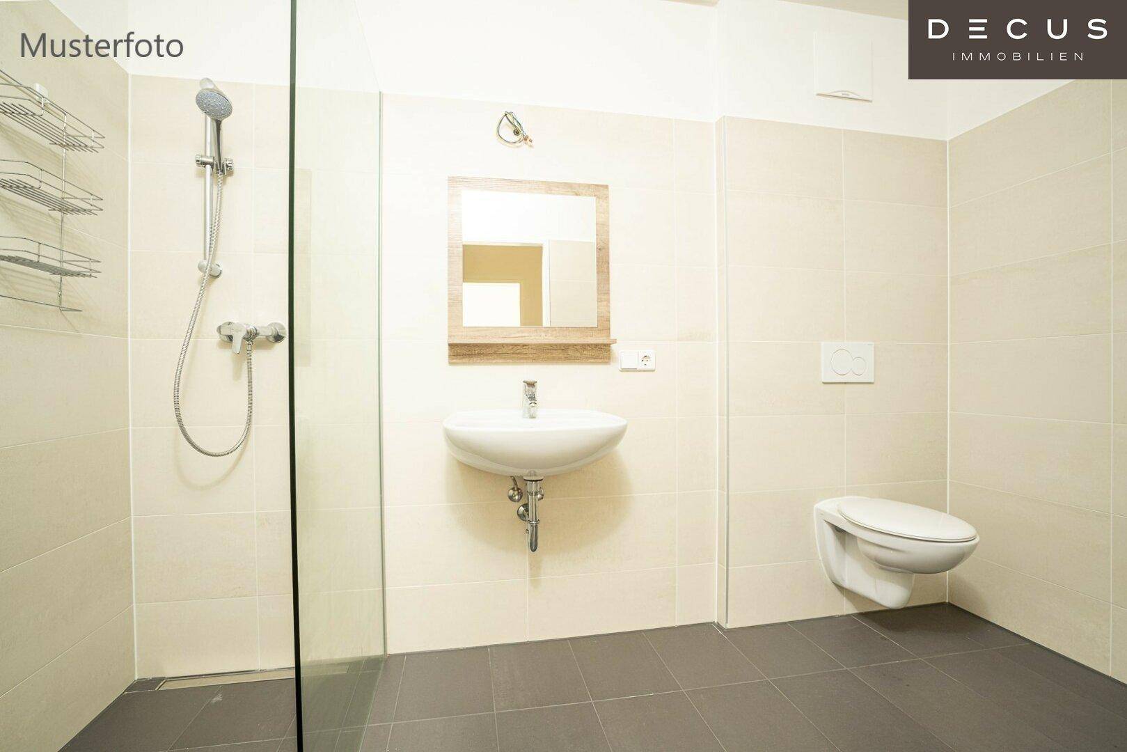 Modernes Badezimmer mit beigen Fliesen, ebenerdiger Dusche und wandhängendem WC.