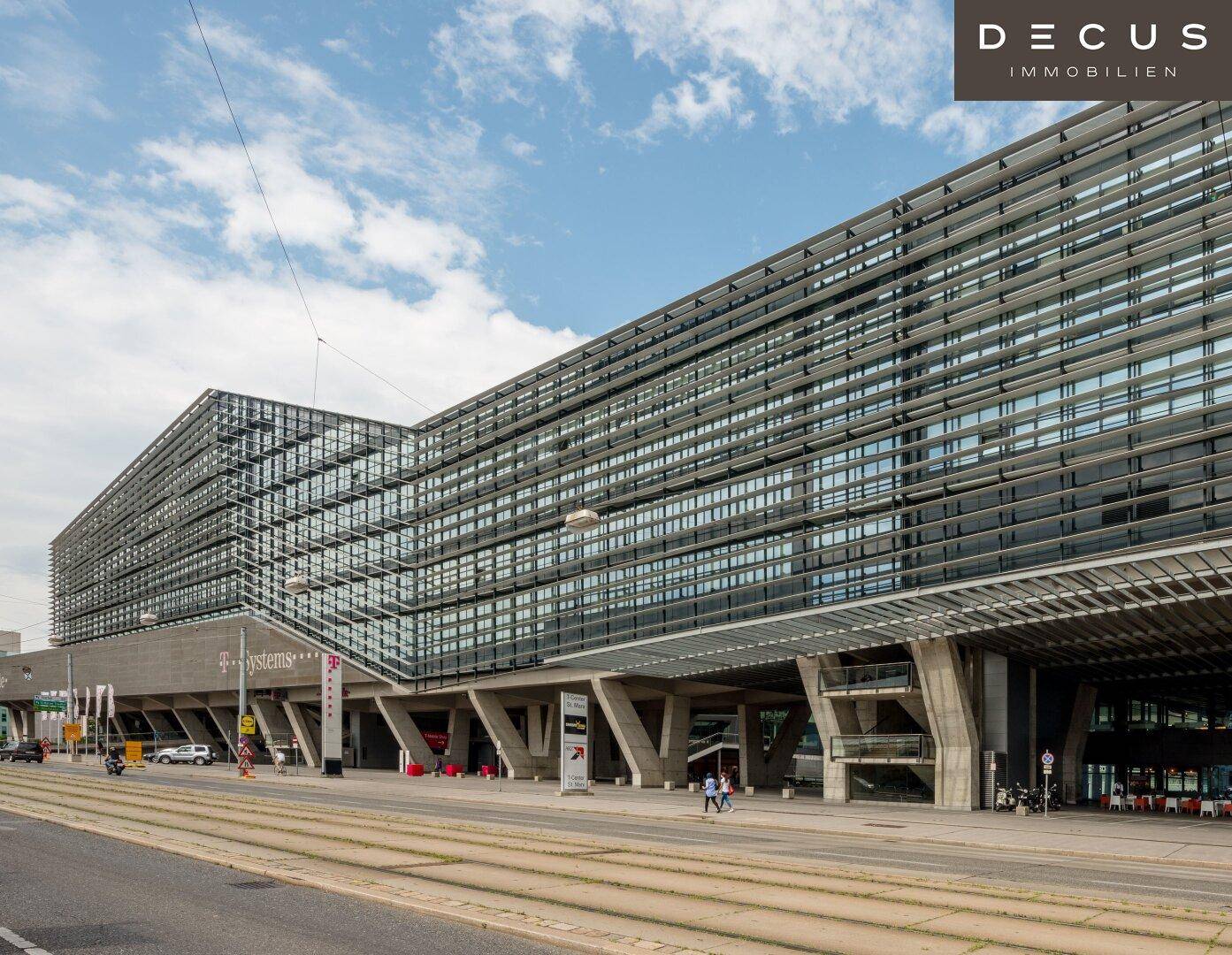Architektonisch ansprechendes Geschäftsgebäude mit weitläufigen Glasflächen und urbanem Umfeld.