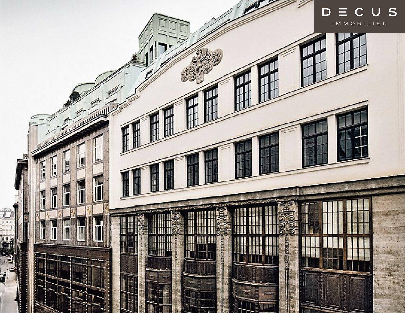 Detailansicht der historischen Fassade mit großen Fenstern im Erdgeschoss und verzierten Elementen.