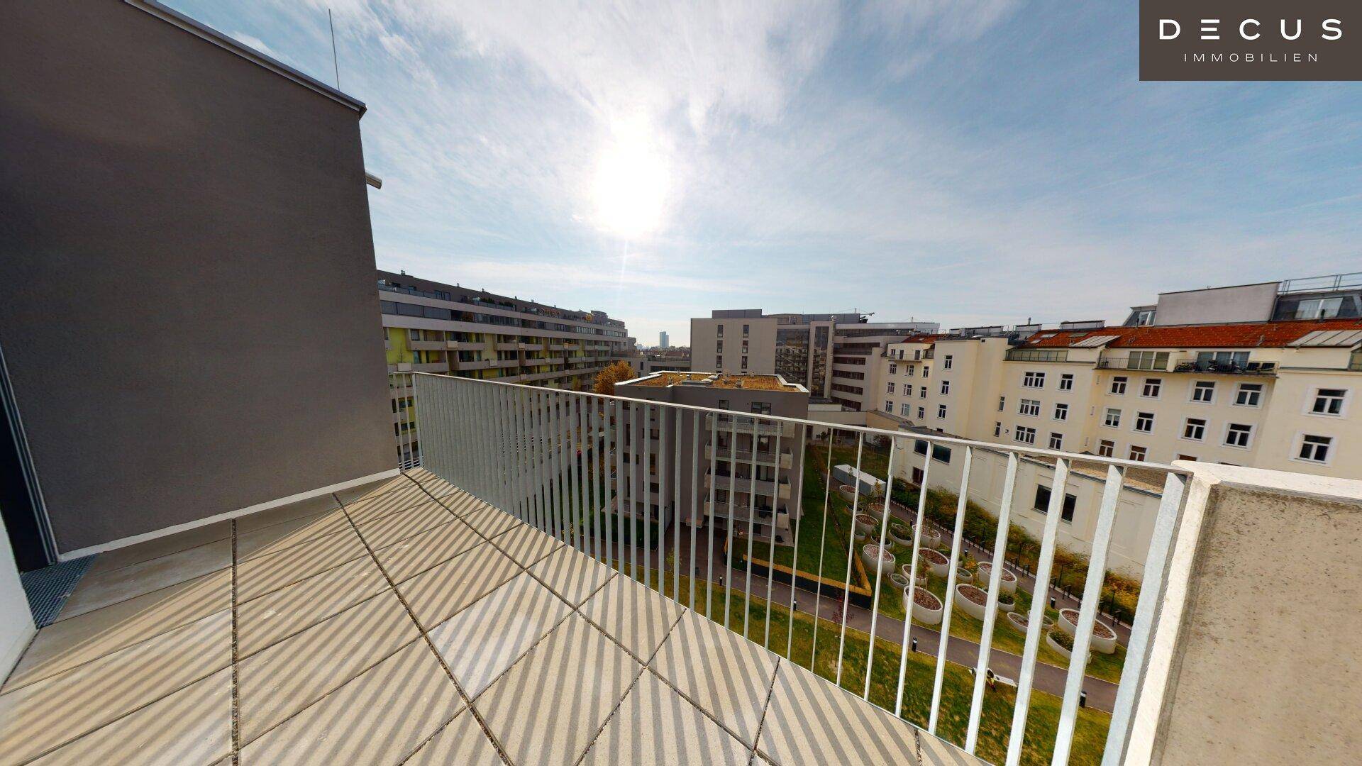 Geräumiger Balkon mit Fliesenboden und weitem Blick über die umliegende Stadtlandschaft.