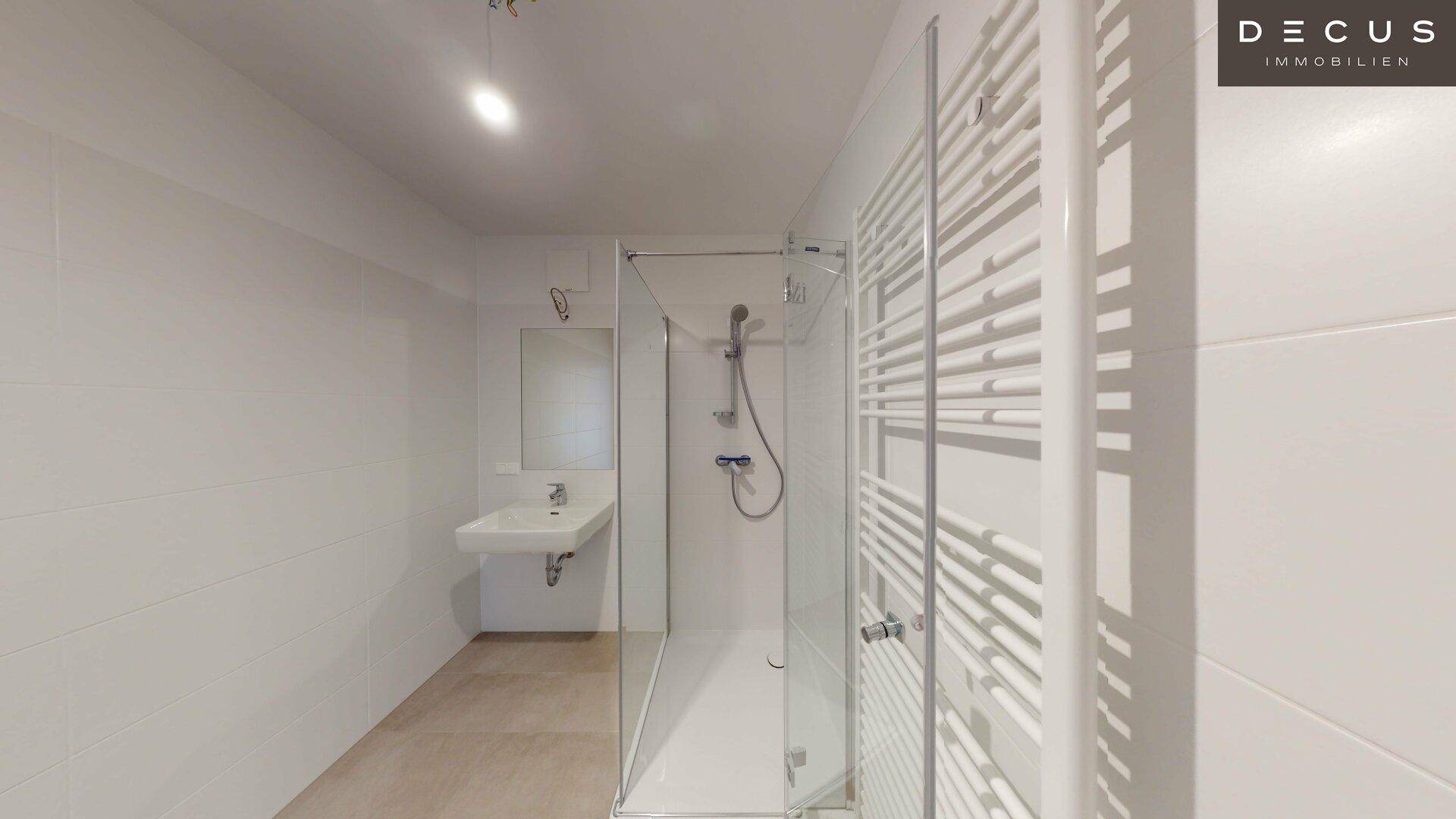 Modernes Badezimmer mit Eckdusche, Einzelwaschbecken und praktischem Handtuchheizkörper.