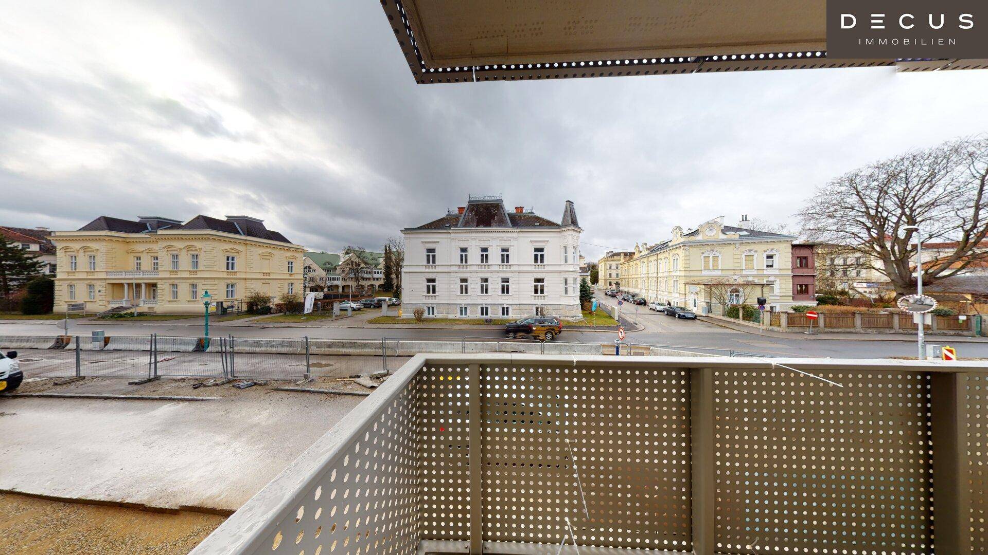 Balkon mit Blick auf die umliegende Stadtbebauung und historische Gebäude.
