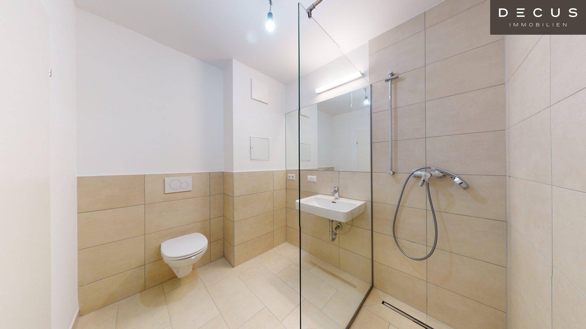 Modernes Badezimmer mit begehbarer Dusche, Wand-WC und hellen Fliesen.