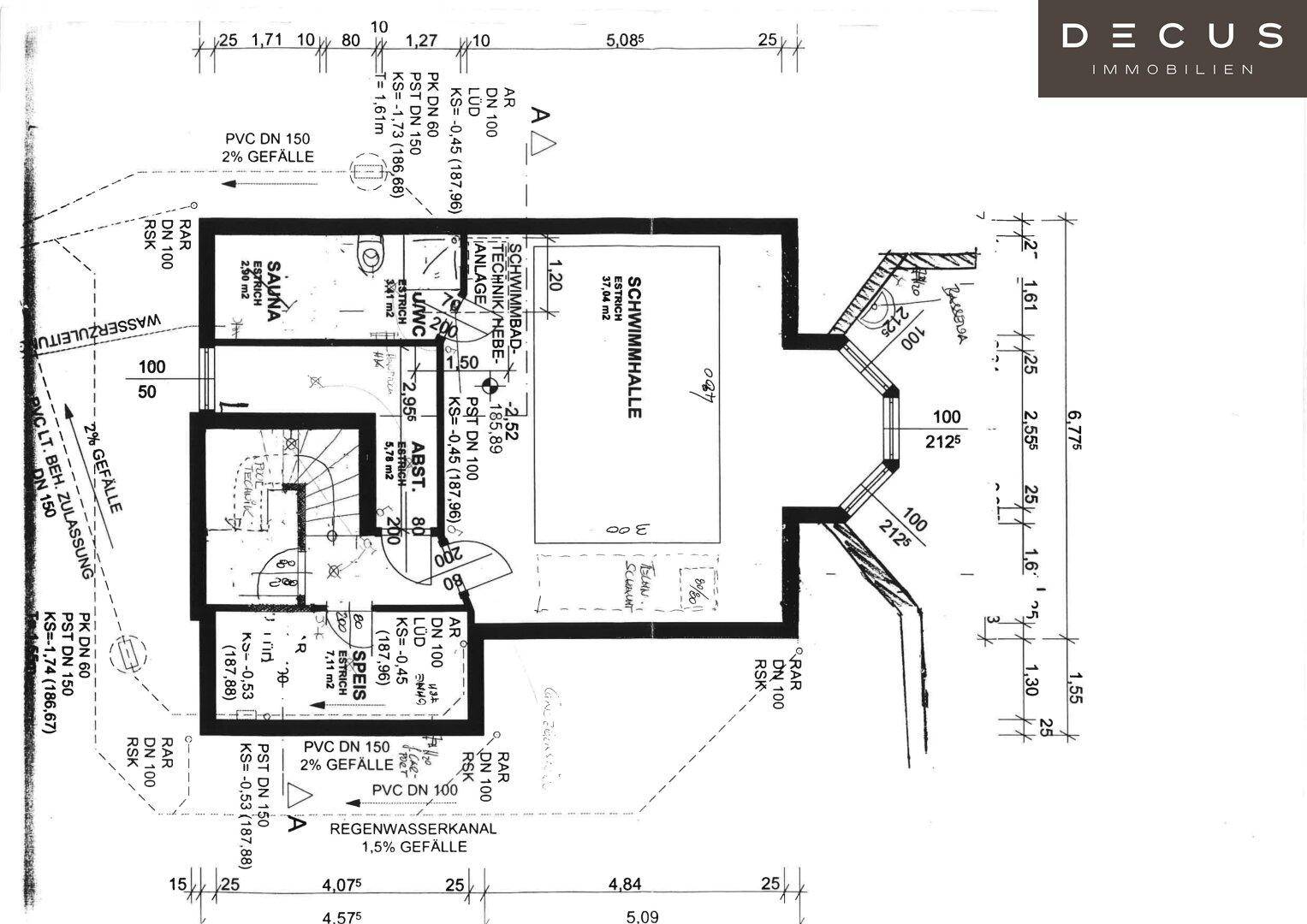 Grundriss des Untergeschosses mit Schwimmhalle, Sauna und Technikraum.