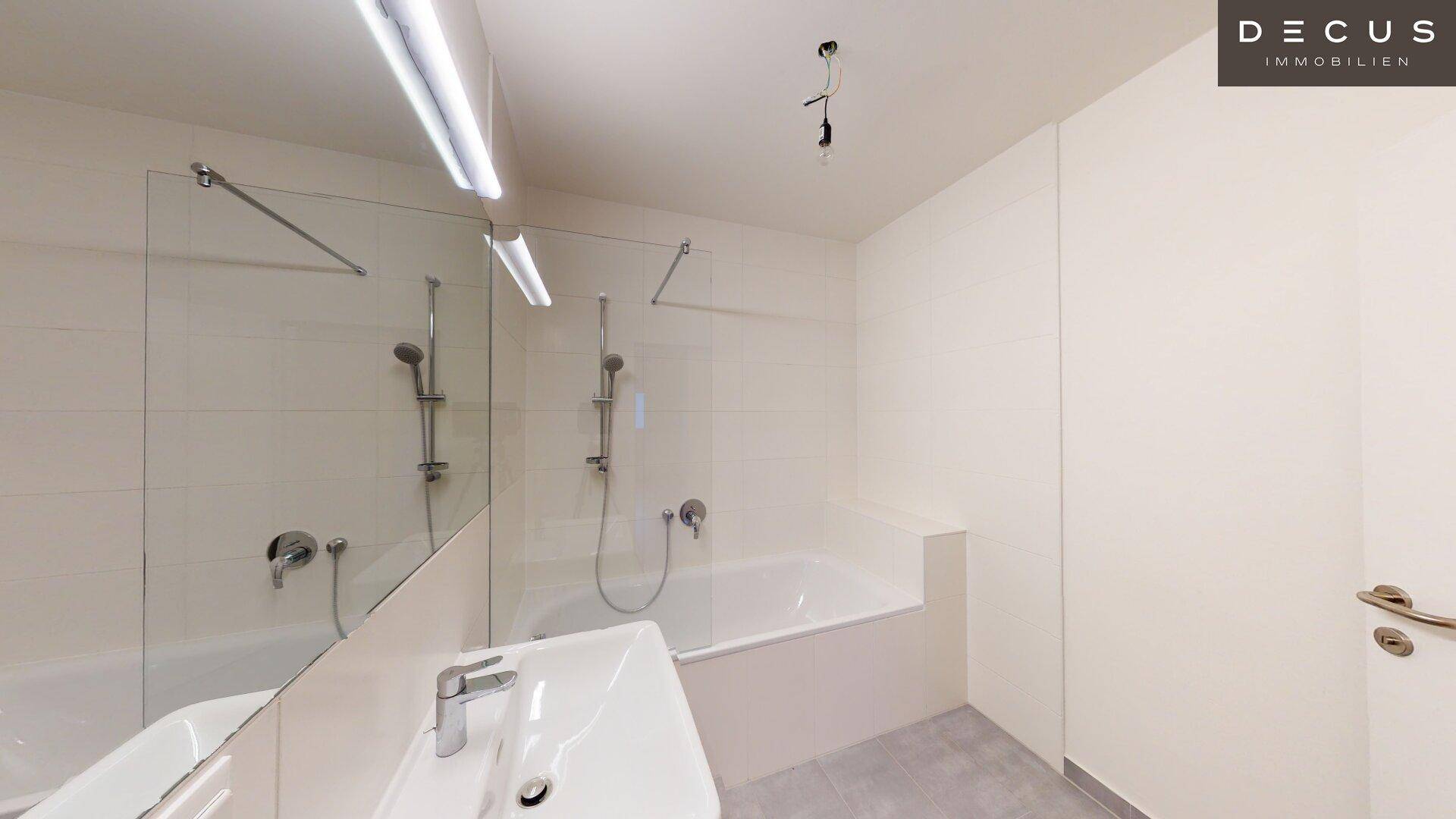 Modernes Badezimmer mit Badewanne, Duschbereich und einem einzelnen Waschbecken.