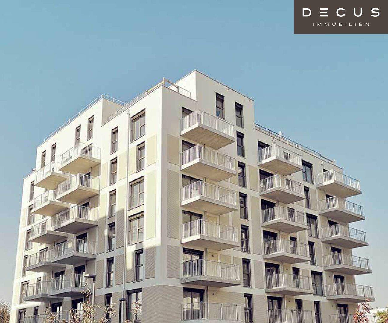 Ansicht eines modernen Mehrfamilienhauses mit vielen Balkonen und zeitgenössischer Architektur, sehr gepflegt.