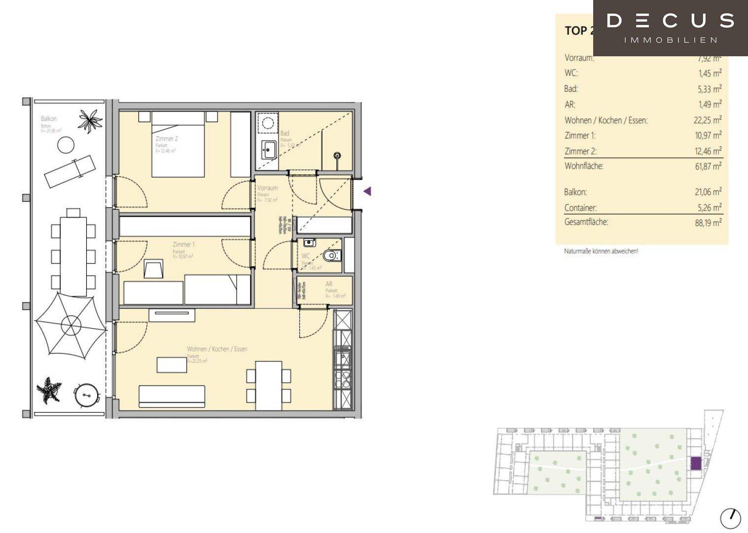 Detaillierter Grundriss einer Wohnung mit Balkon und offener Wohnküche.
