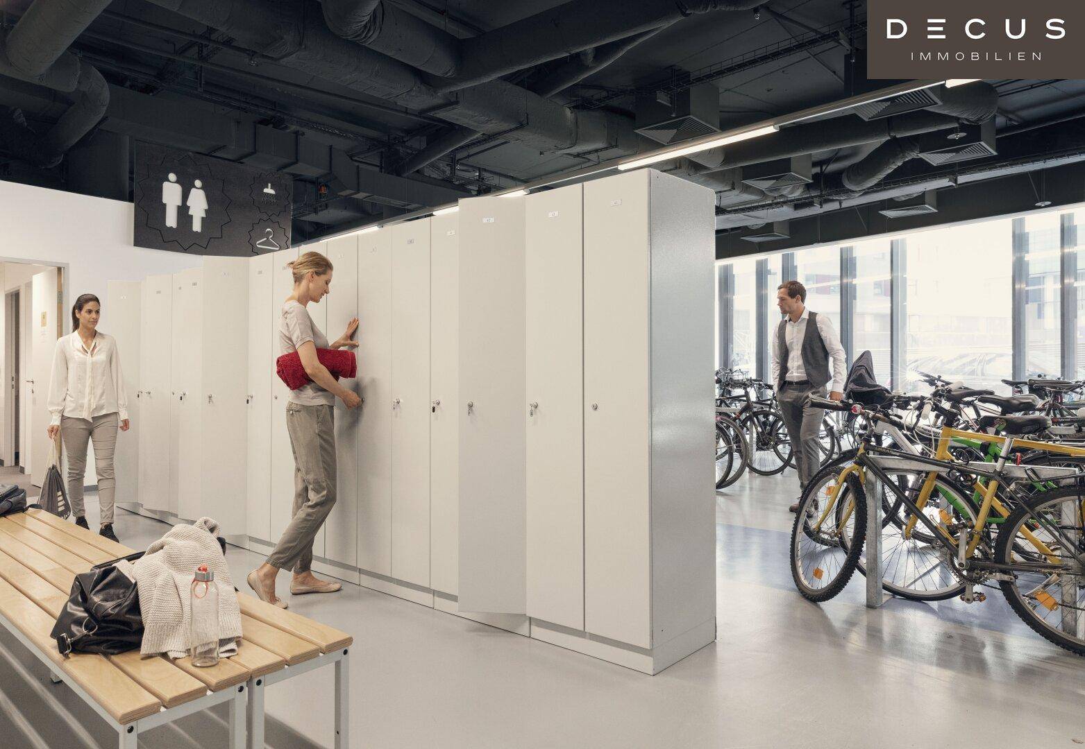 Moderner Fahrradraum mit Spinden und Sitzbänken, ideal für Pendler in einem Bürogebäude.