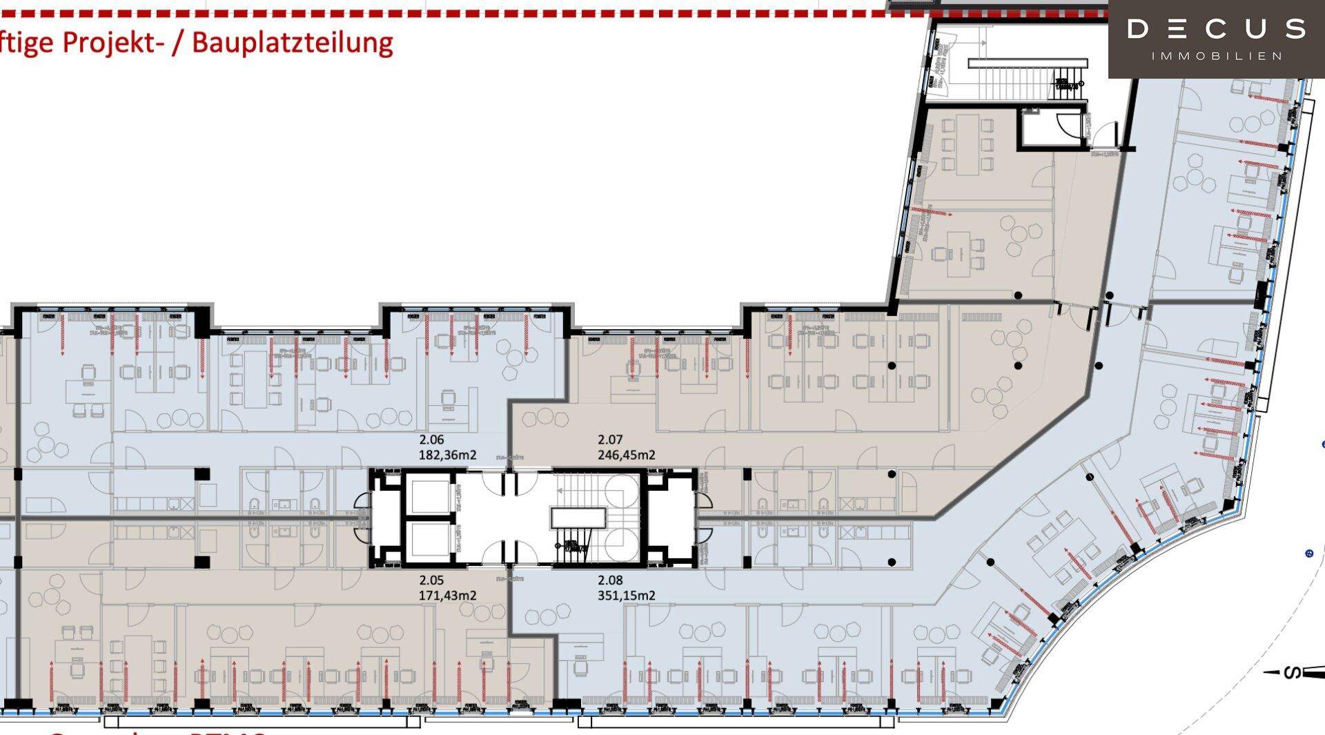 Grundrissplan eines Bürogebäudes mit mehreren Einheiten, Aufzug und großen Fensterfronten.